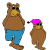 El oso con los pantalones es más grande que el oso con la gorra.